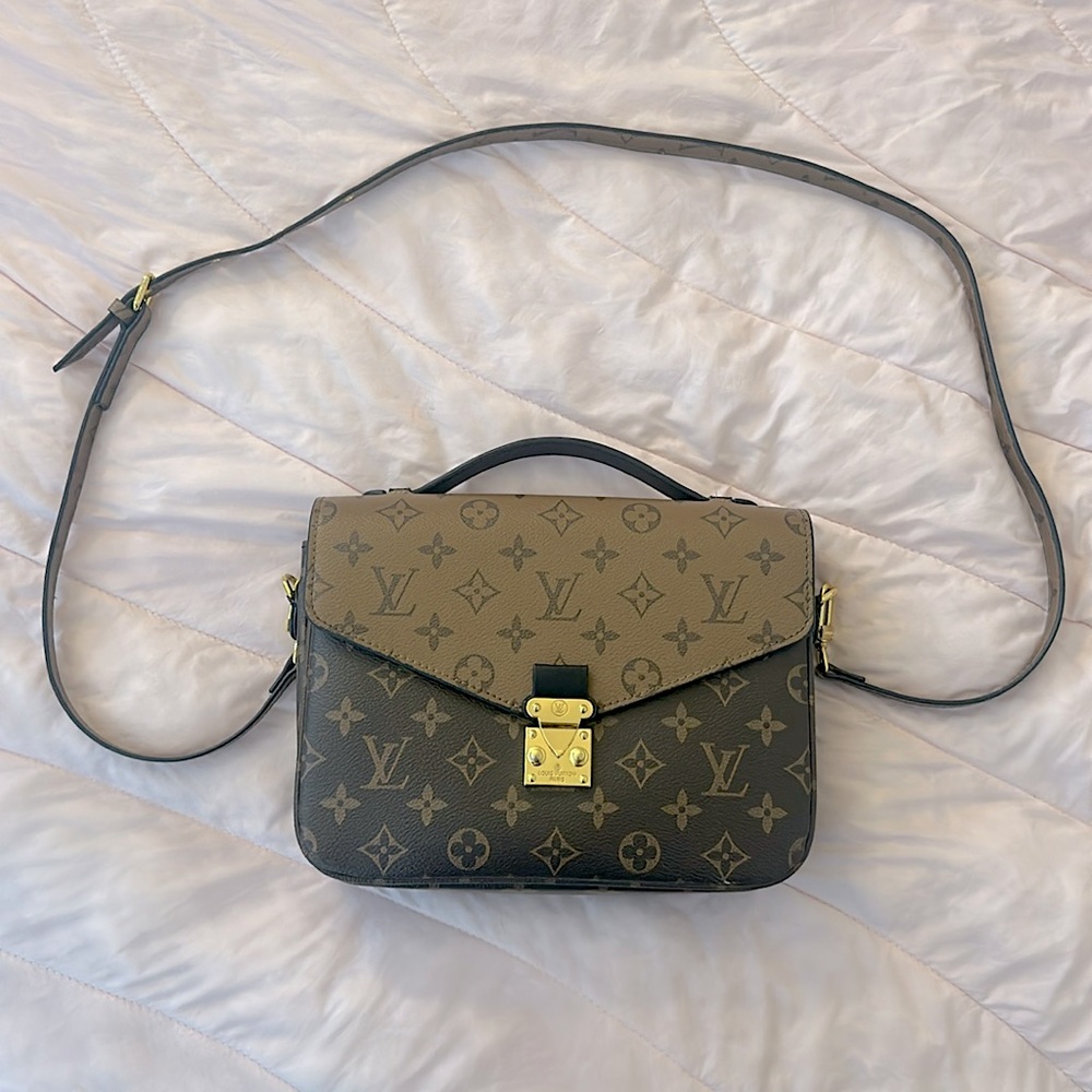 Beautiful, nearly perfect Louis Vuitton Pochette Métis.